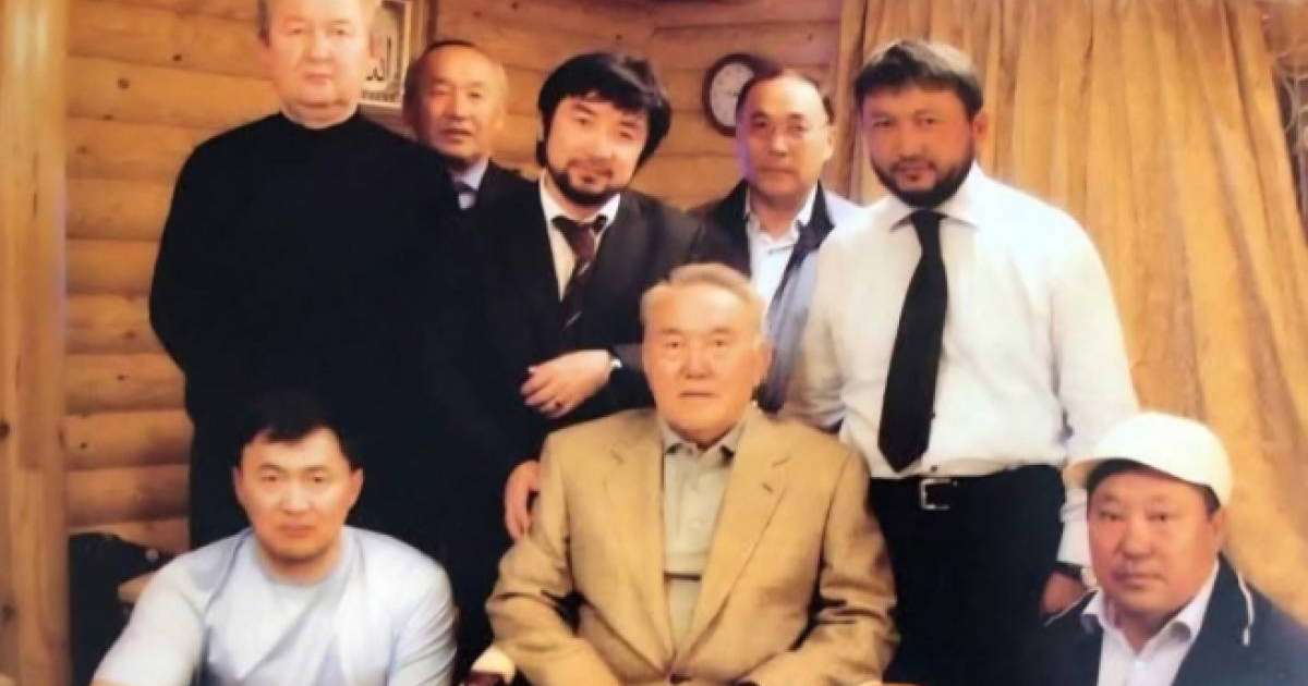 Желіде Назарбаевтың шенеуніктермен түскен сирек суреті тарады