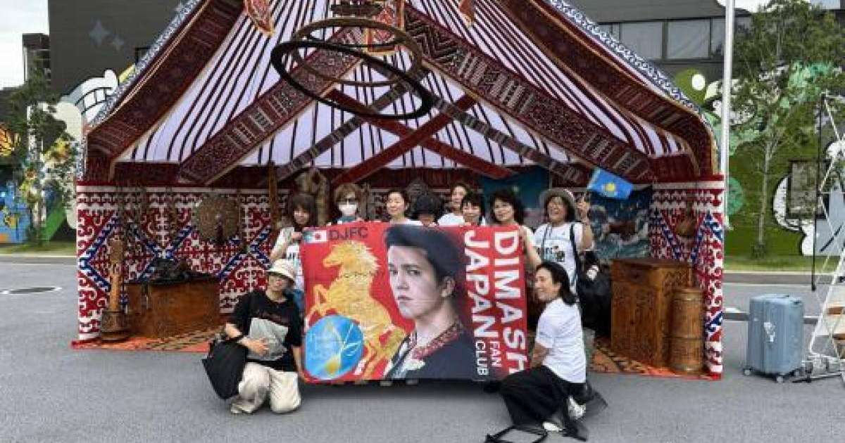 Осакада Димаш Құдайбергеннің жапондық жанкүйерлері Қазақстанның әнұранын орындады  