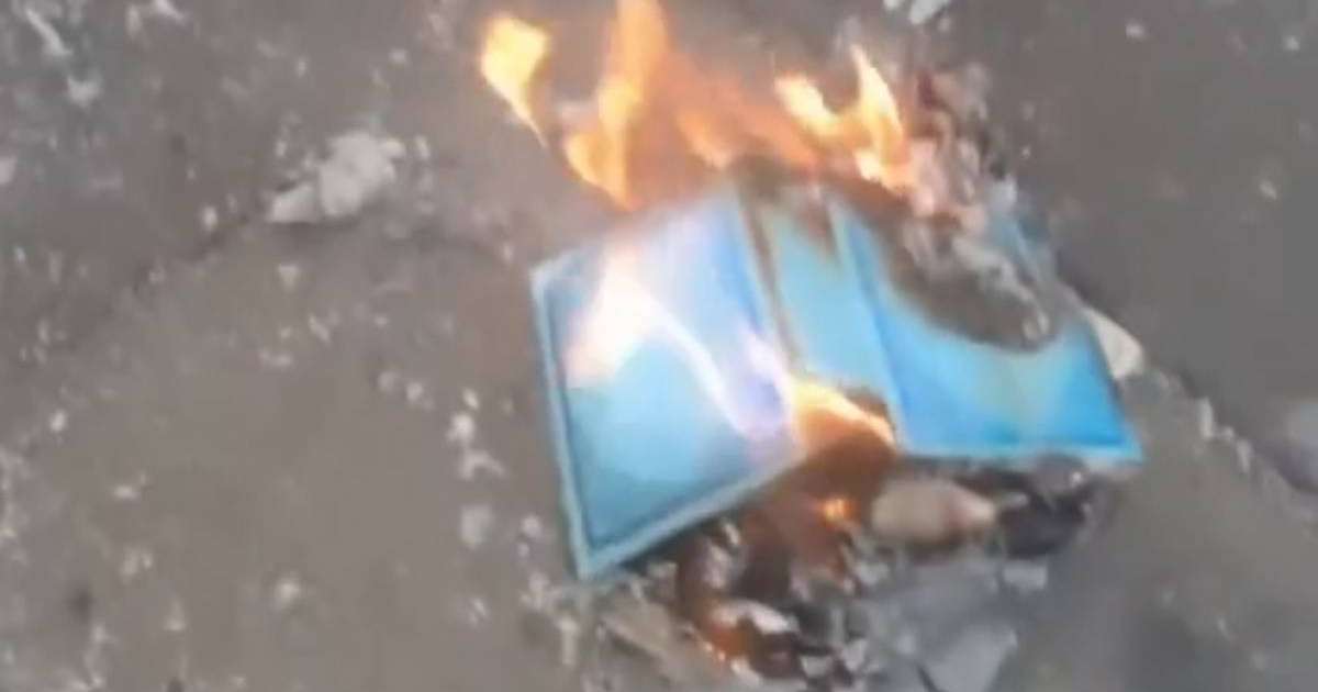 Рамзан Қадыровқа ашуланған саясаткер Құран кітабын өртеп жіберді