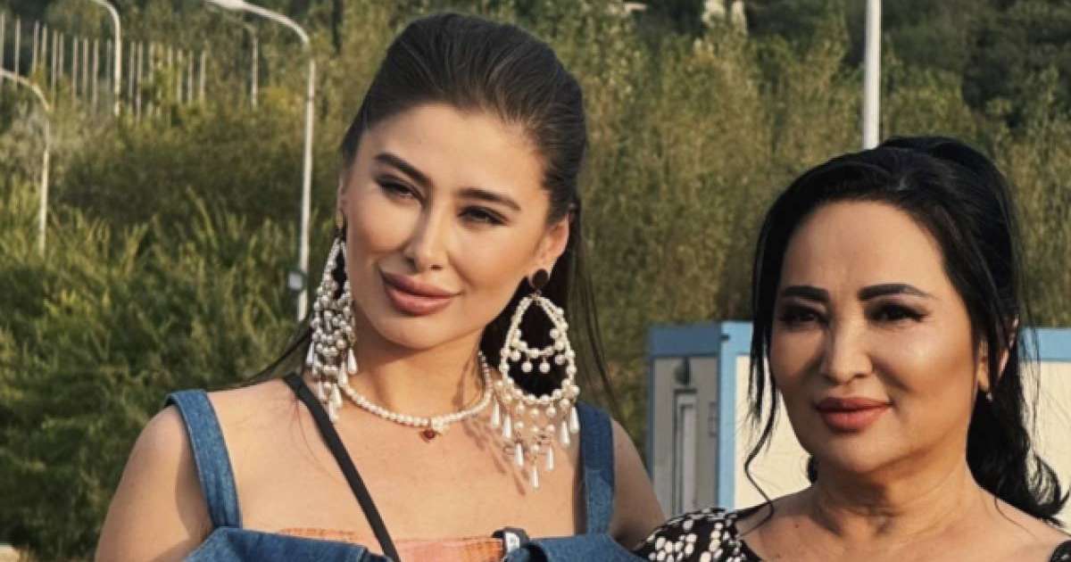 Белгілі актрисаға Қайрат Нұртастың анасы гауһартасы бар әшекей сыйлады  