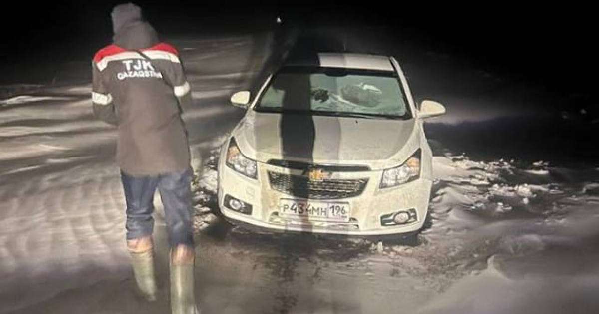 Дети замерзали на трассе в Костанайской области: видео