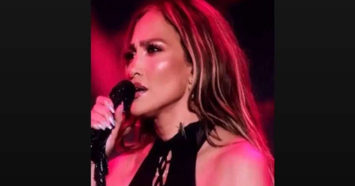 “1 миллион” - Дженнифер Лопестің мойнына қонған шегіртке елді шулатты