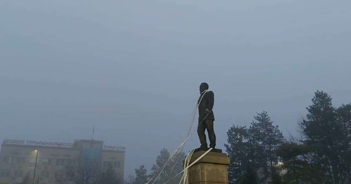 Назарбаевтың ескерткішін құлатқан жігіт істі болды