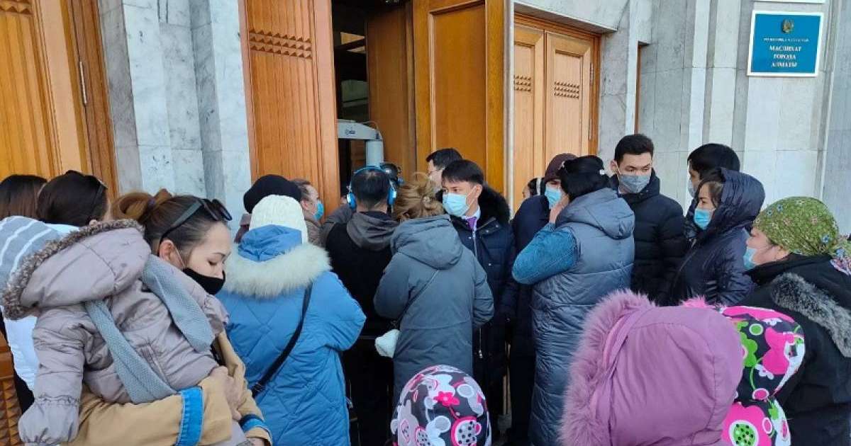 "Қара су мен қара нан жеп отырмыз". Қымбатшылыққа шағымданған әйелдер әкімдікке барды