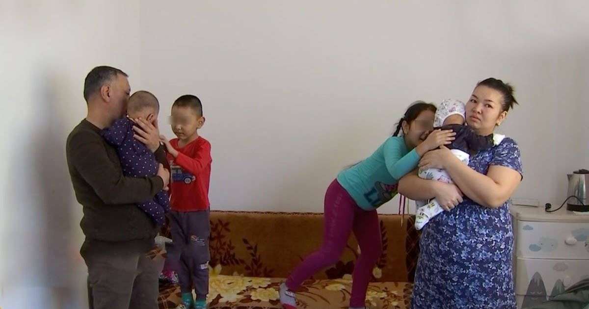 В маленькой комнате общежития ютится семья с пятью детьми: они могут оказаться на улице