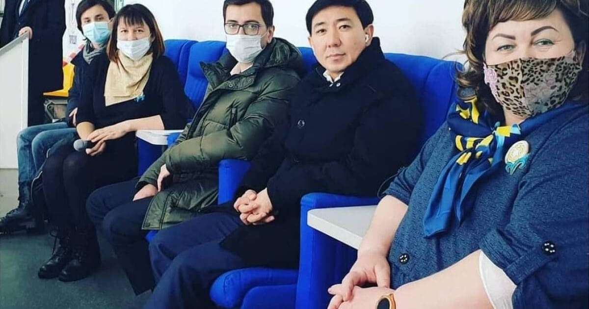 Қоғамдық орында бетперде тақпай жүрген Өскемен әкімі айыппұл төледі