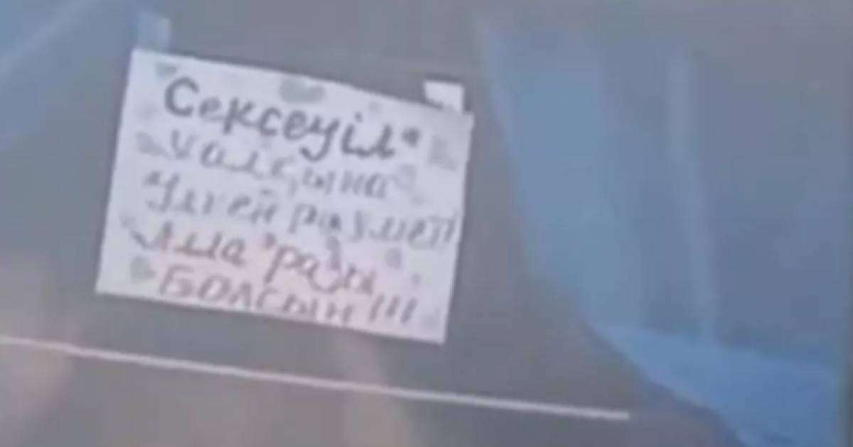 "Терезеге жапсырып қойған": Станцияда тұрып қалған пойыздың жолаушыларына тамақ таратқан Сексеуіл халқы алғысқа бөленді