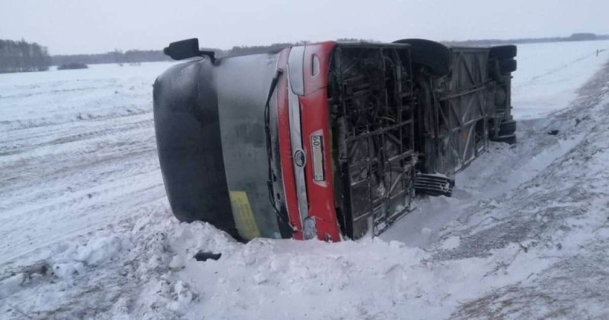 Казахстанский автобус с 54 пассажирами перевернулся в России