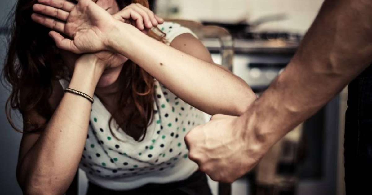 Араққа тойып алып, көшеде әйелін сабаған шенеунік жұмыстан шеттетілді