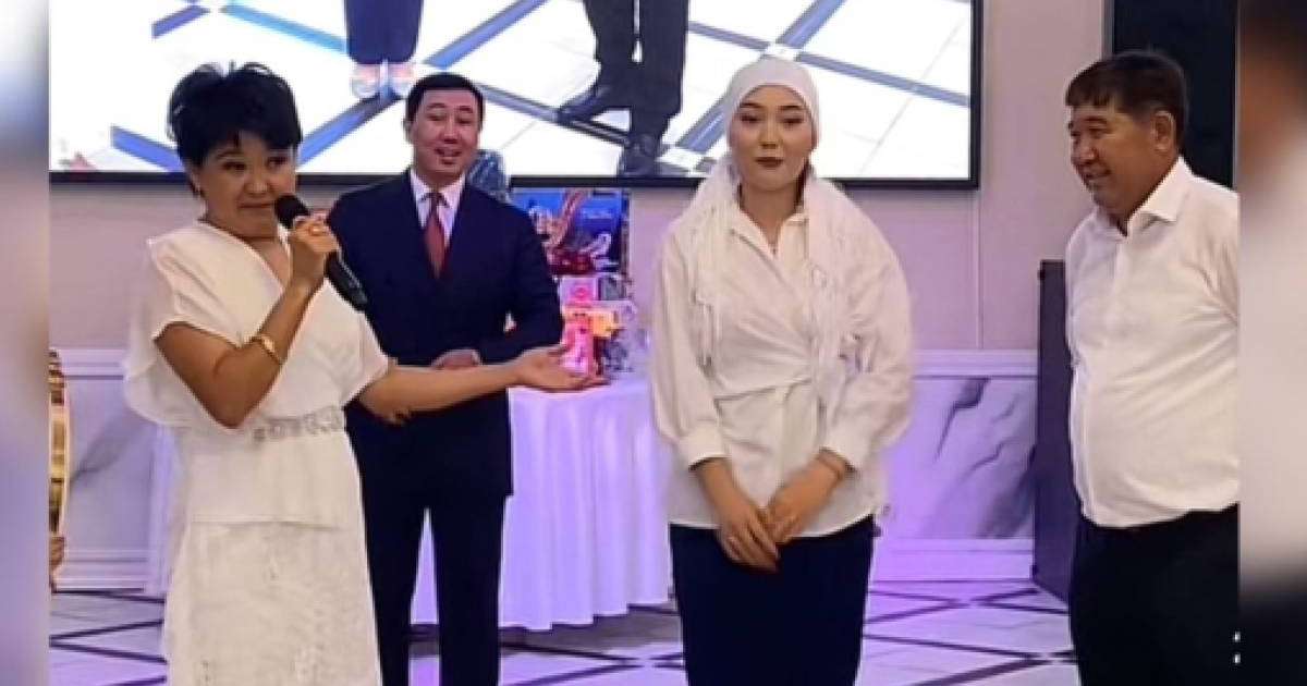 Желіде күйеуіне "тоқал сыйлаған" әйелдің әзіл видеосы қызу талқылануда