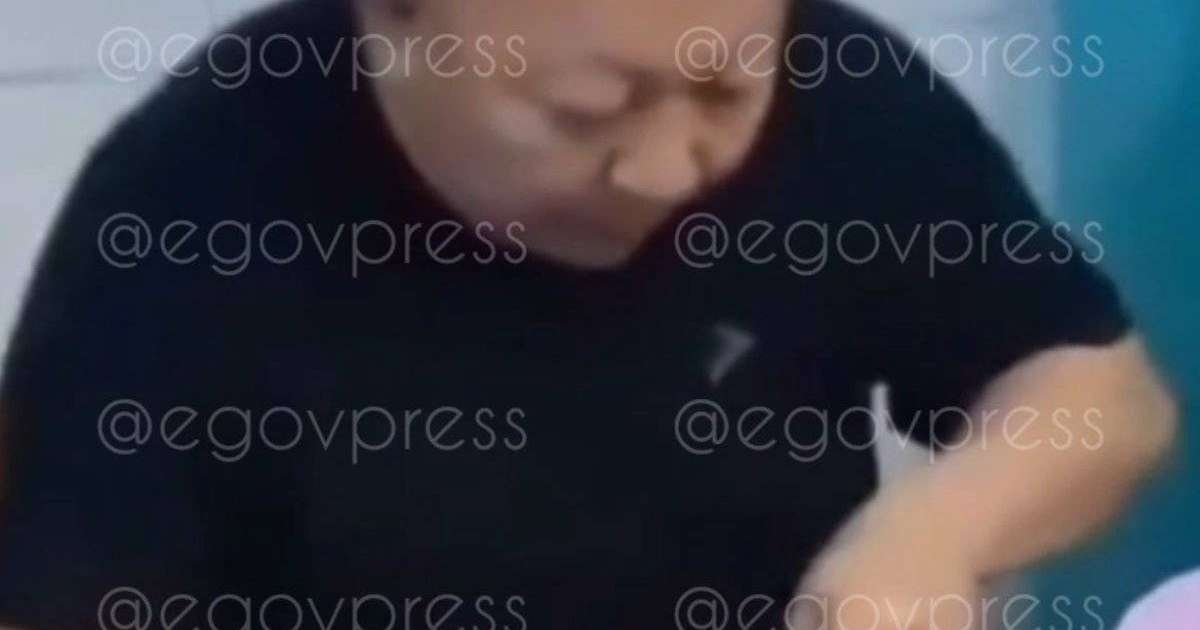 “Жақында үйге қайтамыз”: “Оператор РОП” экс-басшысы Құмарғалиевтің түрмеде ет турап отырған видеосы жарияланды