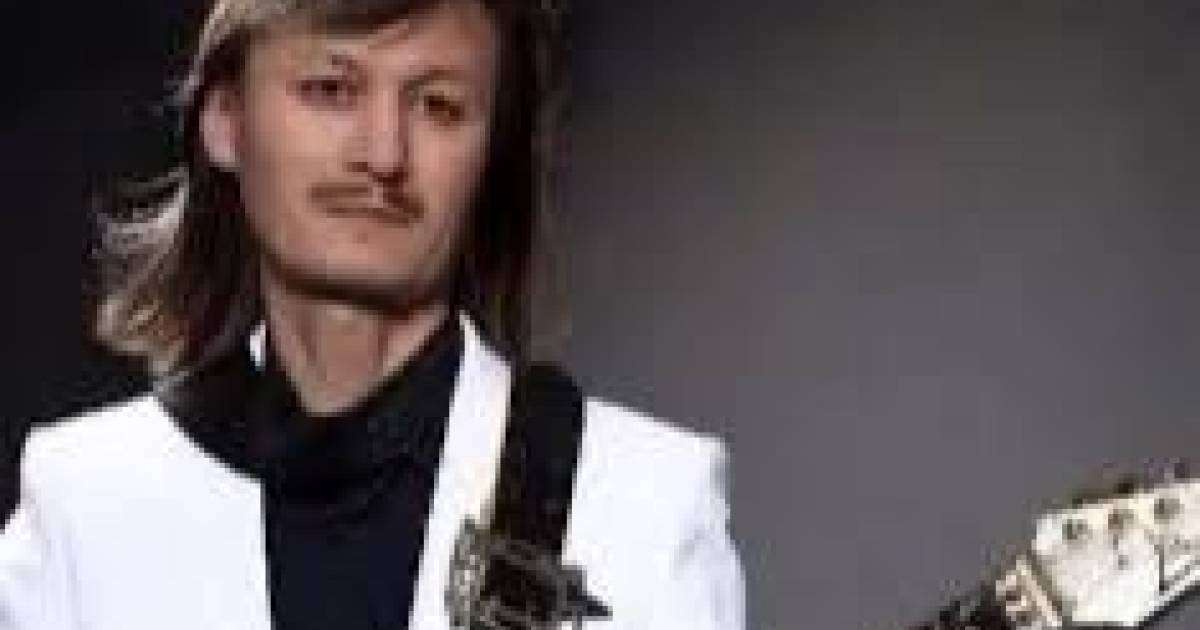 Әуежай қызметкерлері Ұлықпан Жолдасовтың бір жарым млн тұратын гитарасын сындырған 