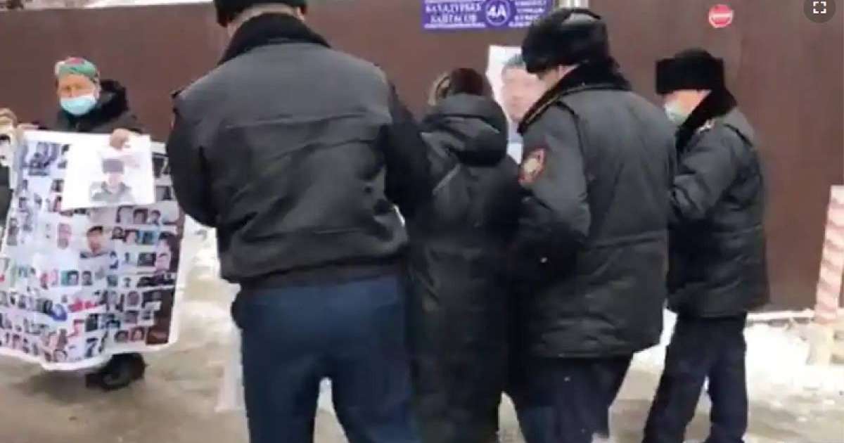 Алматыда полиция наразыларды Қытай консулдығы алдына жібермеді (видео)