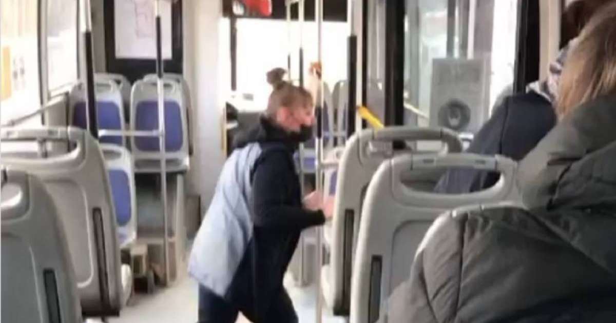 Павлодарда кондуктор кейуанамен ұрысып, оны автобустан түсіріп тастады (видео)