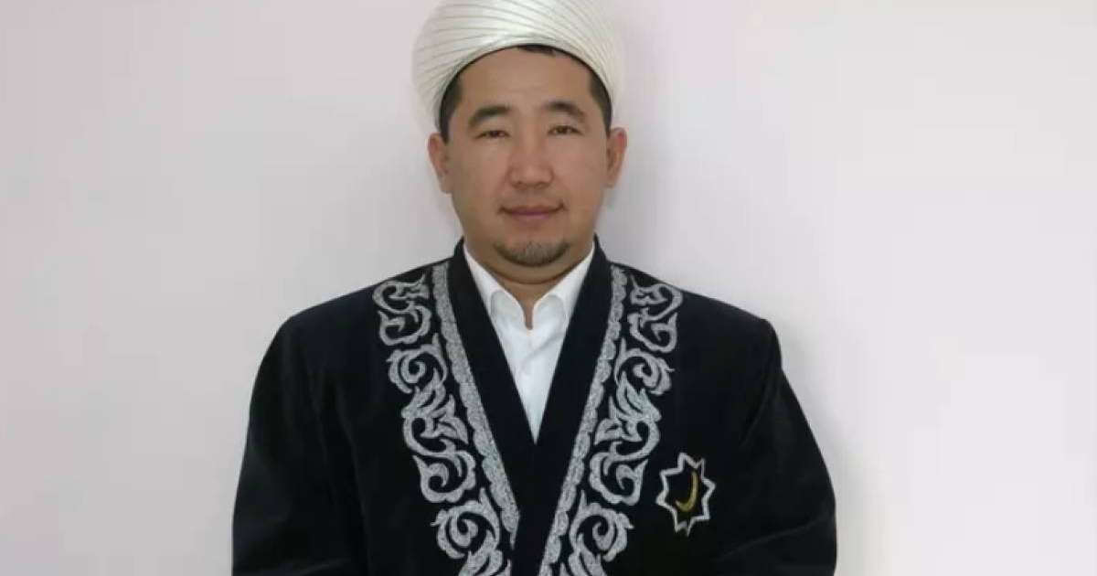 “Ауыр қателік”: Дінтанушы ырымға сеніп, көзмоншақ тағатындарды қатаң сынға алды