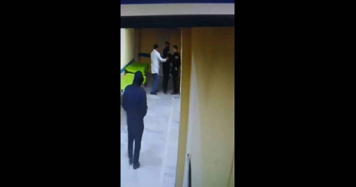 Маска тақпағаны үшін қызметкерін ұрған бас дәрігер жұмысынан кетті (видео)