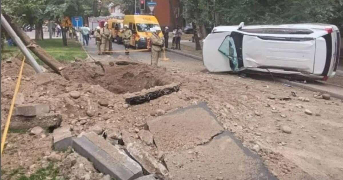 Алматыда жарылыс болып, екі адам отырған көлікті ұшырып жіберді