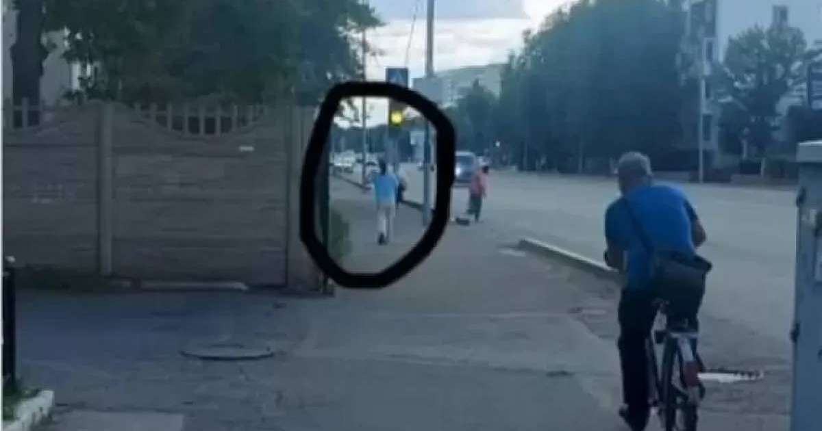 Павлодарда кәмелетке толмаған қыз баланы жерге құлатып, соққыға жыққан әйел ұсталды (ВИДЕО)