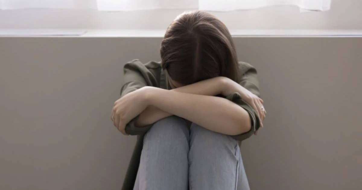 Павлодарда әйел полиция ғимаратының жанында қызды жерге құлатып, соққыға жықты 