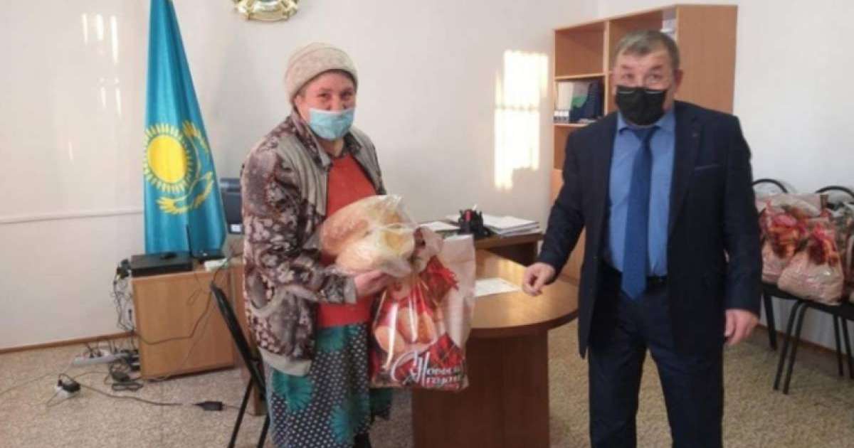 "Бұл – қорлау": Павлодар облысында әкім жағдайы төмен тұрғындарға сыйлық ретінде екі бөлке нан берген