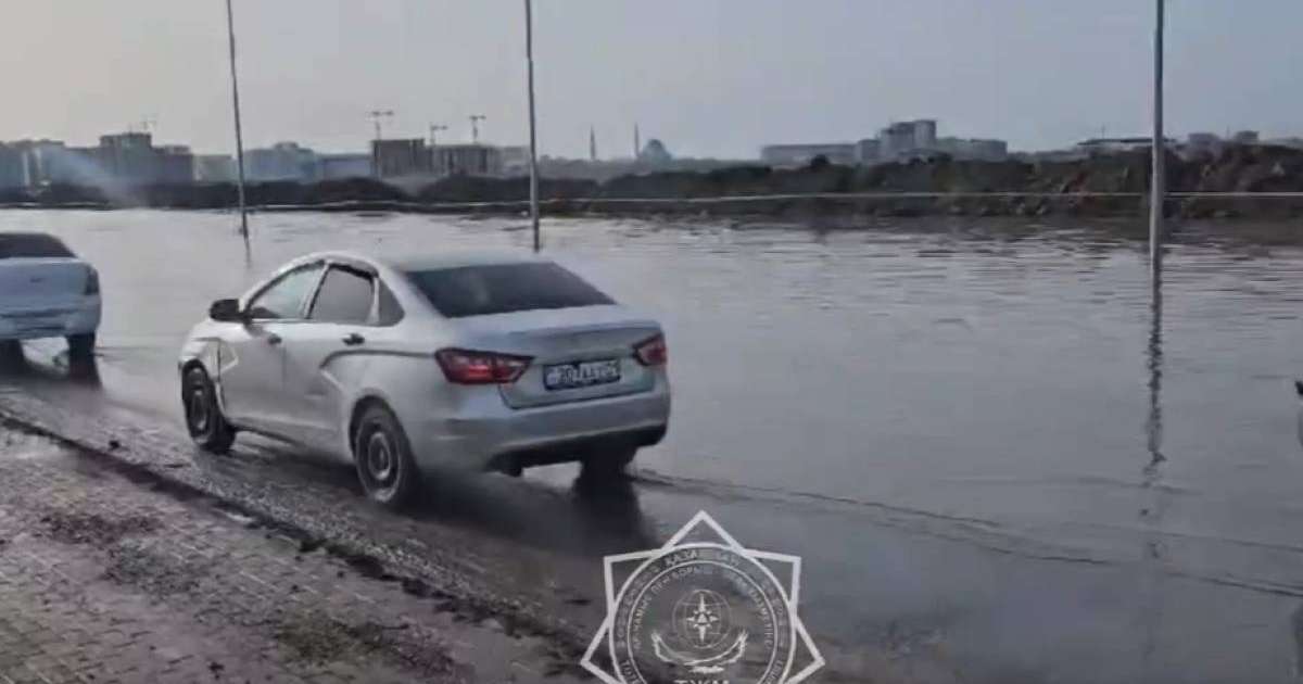 Астана көшелерінің бірін қарғын су алып кетті