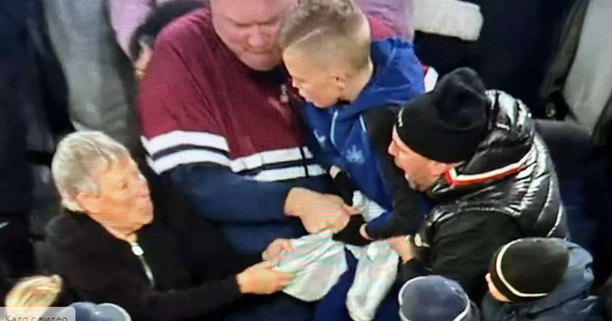 В сети обсуждают яростную борьбу за неожиданный сувенир