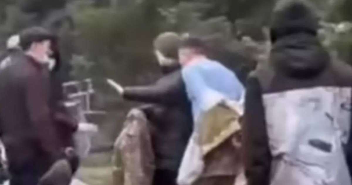 "Жүрегім езіліп кетті": Тәртіпсіздік кезінде әскериге киімін шешіп берген тұрғындар елді сүйсінтті (видео)