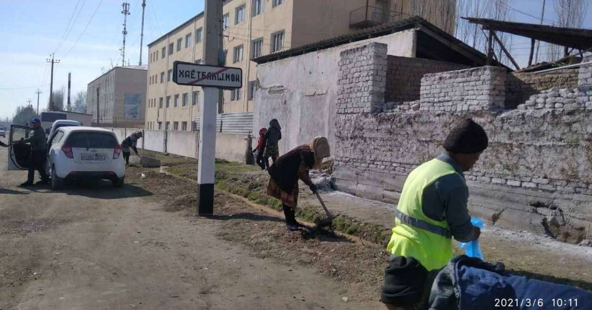 Мұғалімдер президент сапары қарсаңында дуалдарды сырлап жүр