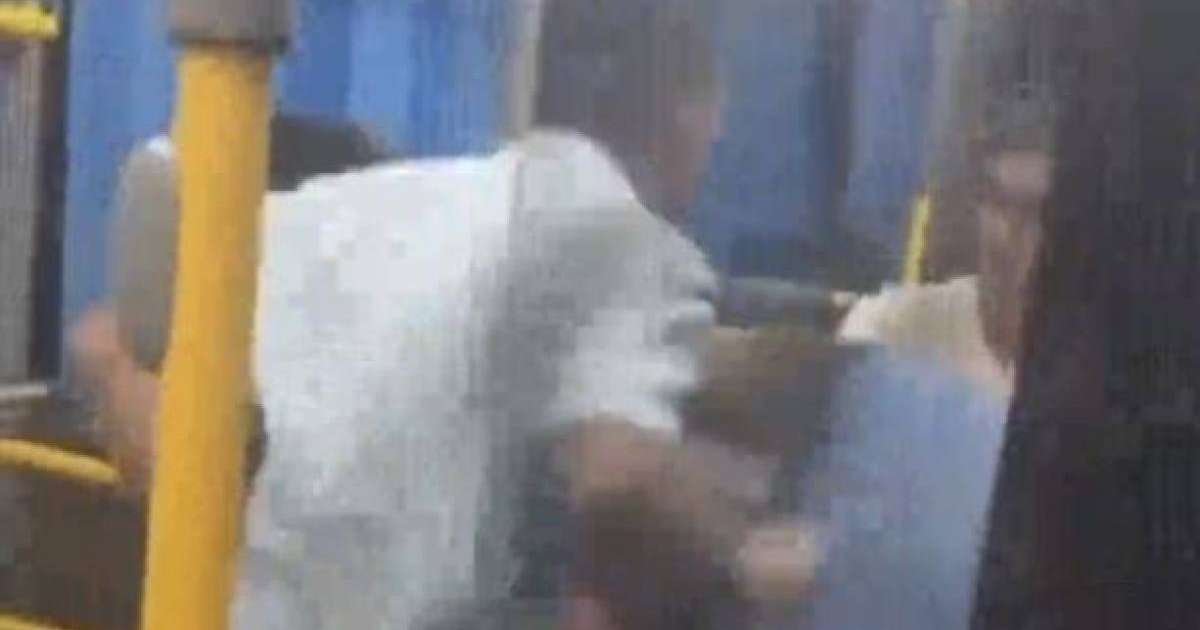 Алматыда ер адам автобуста егде жастағы жолаушыны соққыға жыққан