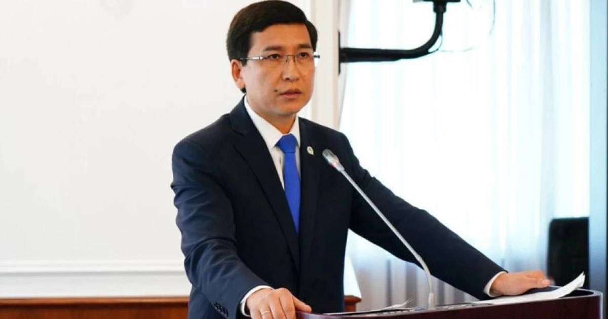 "Үш ауысымды тілеп алған жоқ қой": Депутат Асхат Аймағамбетов мектеп директорларының жауапкершілігі тым көп екенін айтты