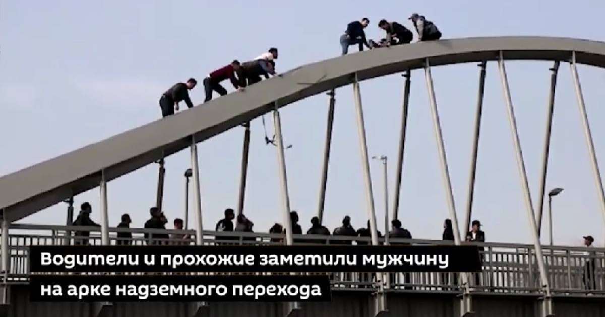 Алматыда ер адам көпірден секіріп өлмек болды