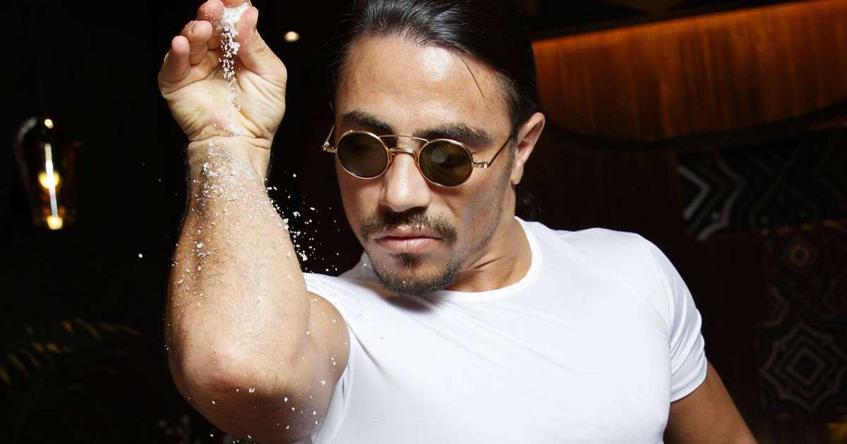 ФИФА расследовала инцидент с турецким поваром, который целовал кубок и хватал Месси