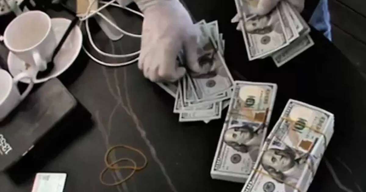 Алматыда бұрынғы вице-министрлер 75 мың доллар парамен ұсталды: сотқа дейінгі тергеу басталды