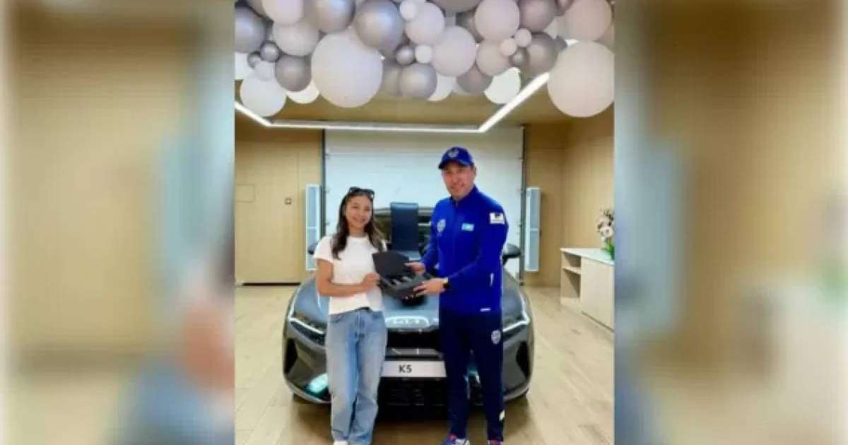 Елімізде тағы бір спортшы қызға көлік сыйға тартылды