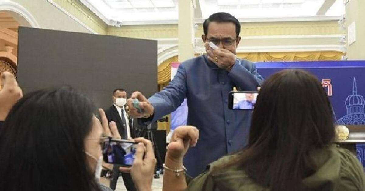 Таиландта премьер-министр қытығына тиген сұрақ үшін журналистерге антисептик шашты (видео)