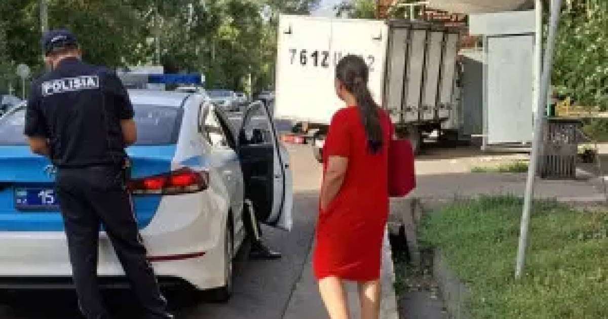 Алматыда жүк көлігі аялдамаға соғылып, жас қызды қағып кетті