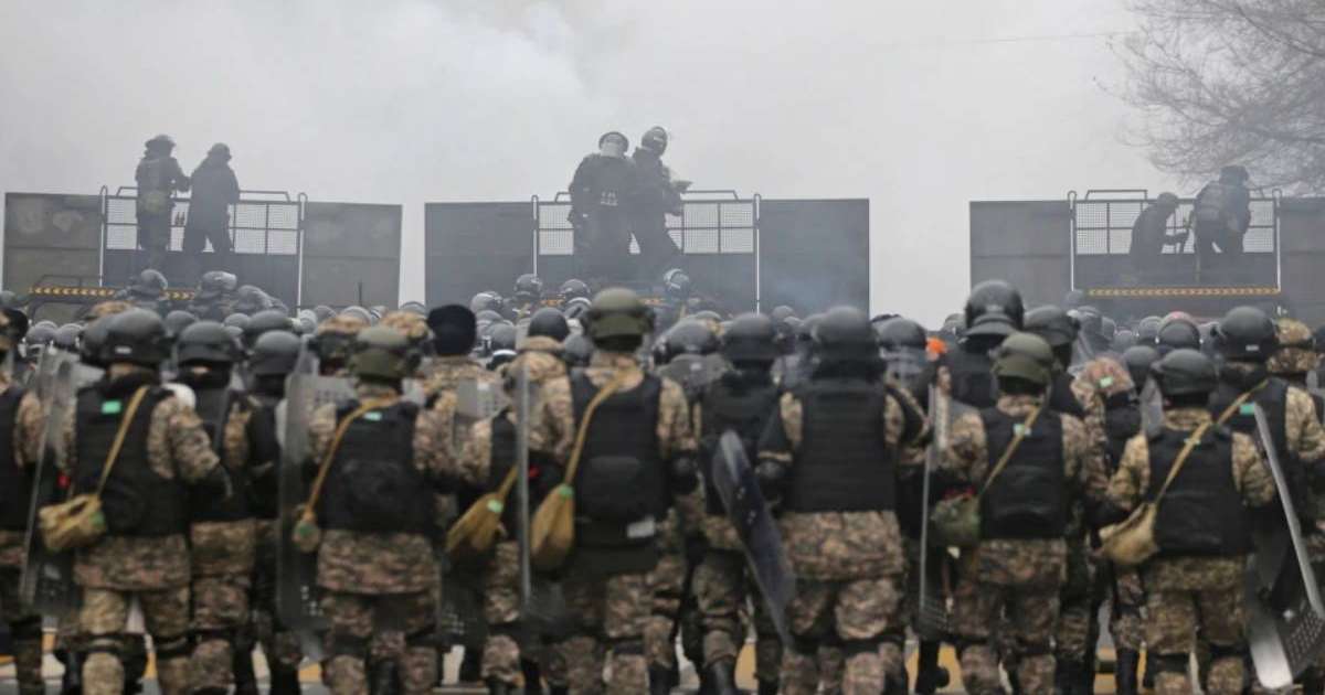 Алматыда наразылар қала әкімдігіне басып кірді. Ғимаратта өрт басталған