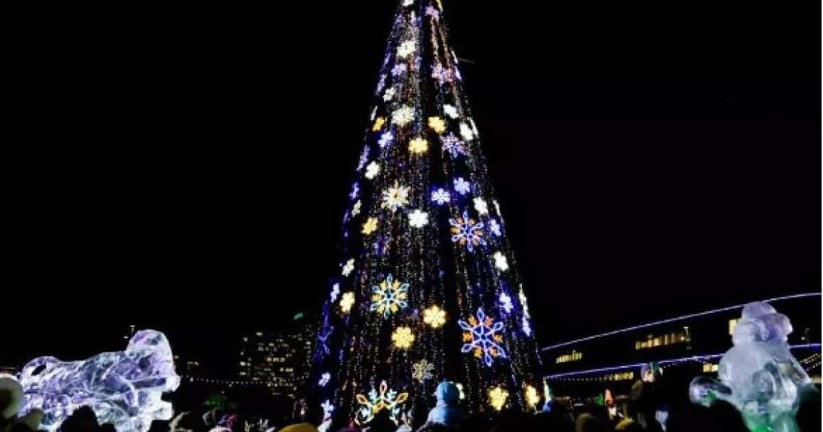 Астанада еліміздің бас шыршасы жағылды (фото)