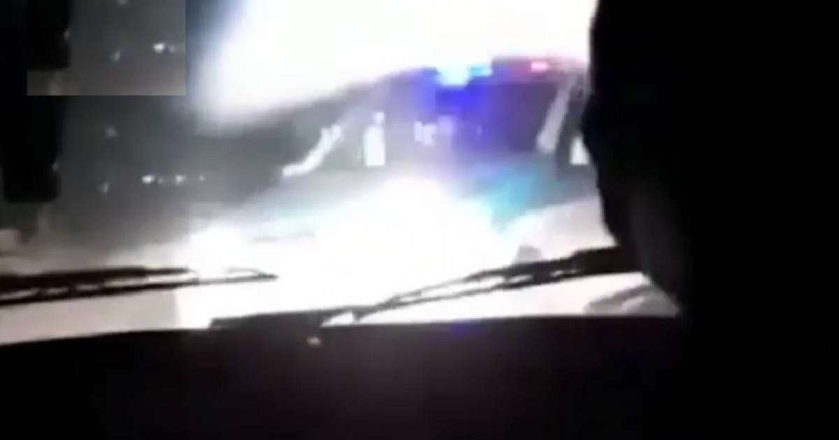 "Жұмабектің бажасымын, соған звонда". Түркістан облысында полицейлер жол ережесін өрескел бұзған жүргізушіні жібере салды (видео)