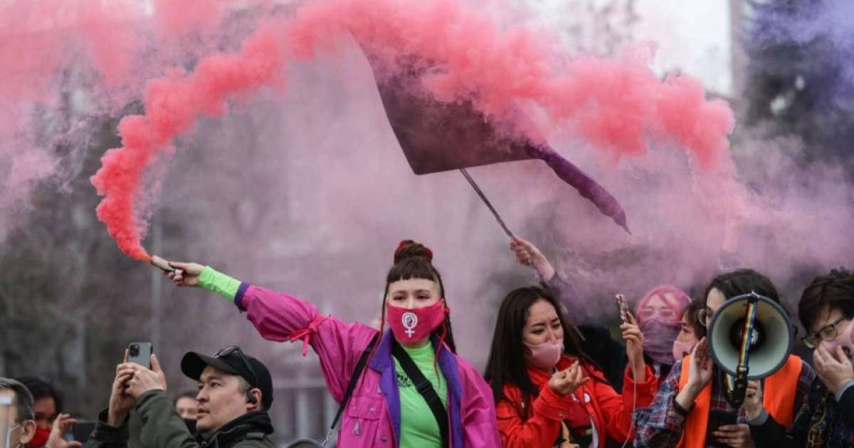 Мәжіліс депутаты Алматыдағы феминмстер шеруіне шүйлікті