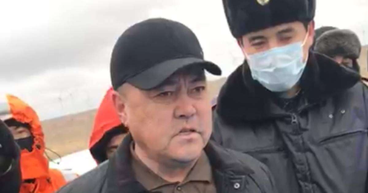 Халық алаңда, ал әкім ішіп жүр