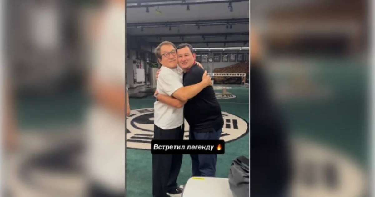 Қазақстандық актер Джеки Чанмен құшақтасып тұрған видеосын жариялады