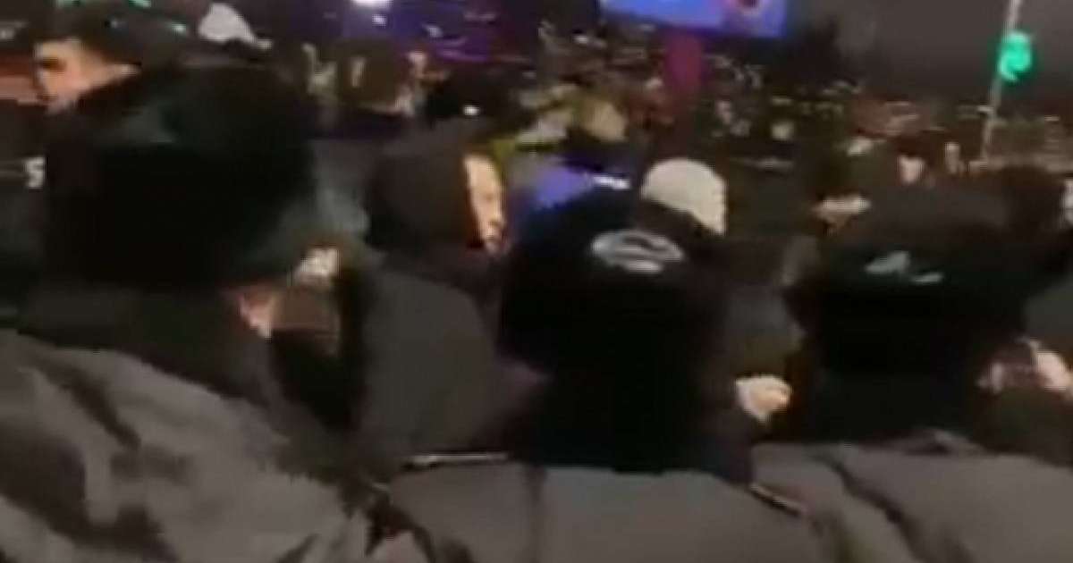 Ақтауда полиция наразылық білдірушілерге қарсы қатаң шара қолдануды бастады