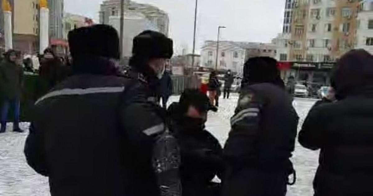 Макс Боқаевты алаңнан тәртіп сақшылары алып кетті