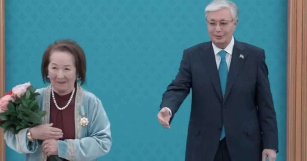 Тоқаевтың жанынан кетіп қалған атақты диктор желі жұлдызына айналды 