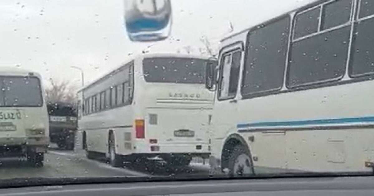 Ақтау әуежайына әскери типтегі көліктер мен автобустар жөнелтілуде