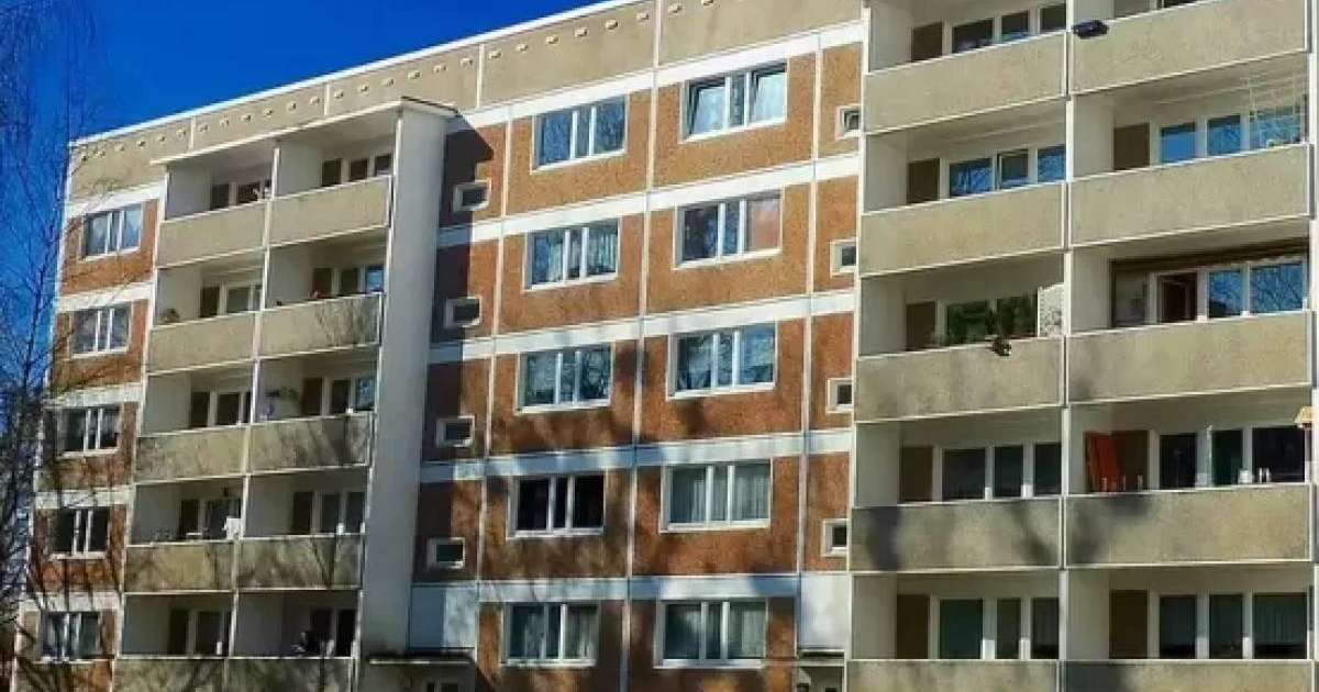 Жезқазғанда бесінші қабаттың терезесінде отырған бала тұрғындарды шошытты (ВИДЕО)