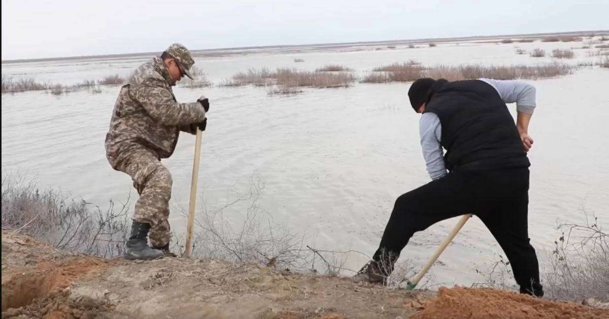 Атырау облысында өзен арнасын бұзу үшін бөгеттерді бұзу жұмысы басталды