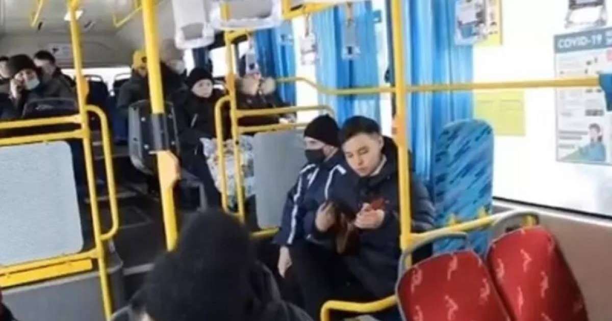 "Жақсы көңіл-күй сыйлағым келді": Автобуста домбырада ойнаған студентке ел сүйсінді (видео)