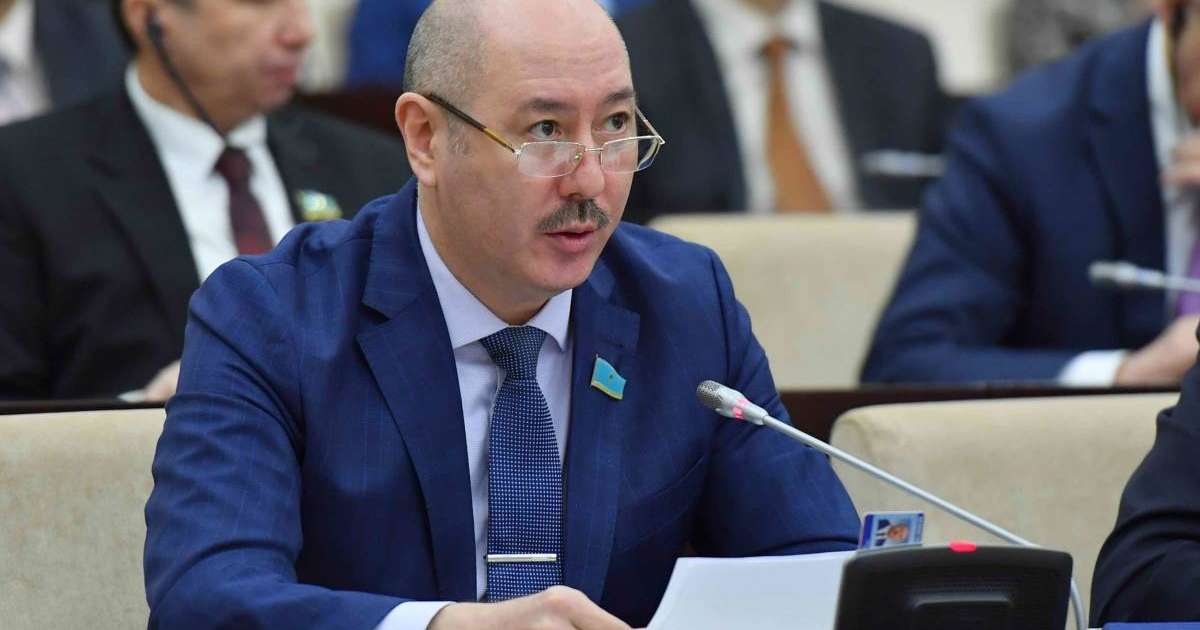 «Әріптес болғаныма ризамын»: Тағы бір депутат орнынан кетті